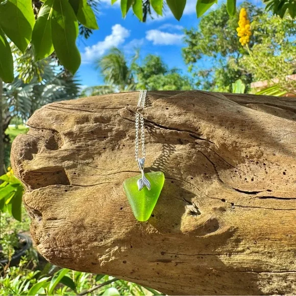 Lime green Sea glass whale mermaid tail bail 925 sterling silver necklace - Picture 2 of 3